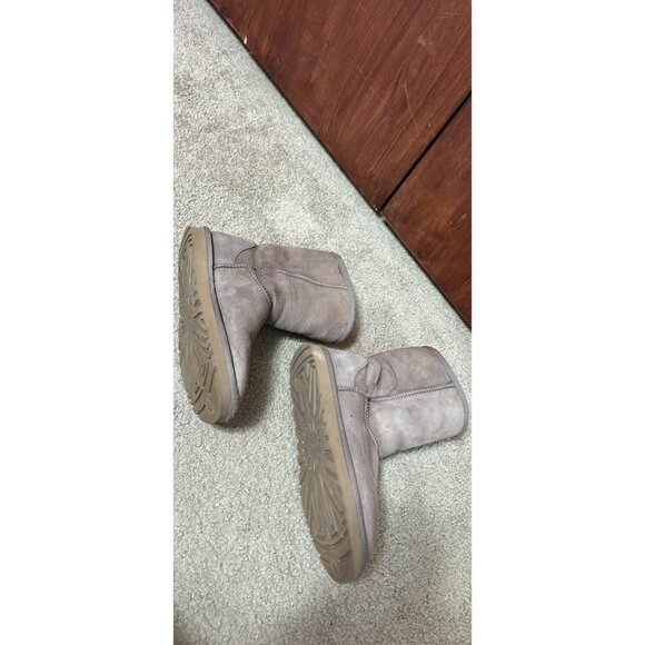 Classic UGG Womens Short Boots Size 8 Taupe Suede Shearling Lined Winter Shoes - Picture 6 of 10